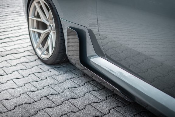 Nahaufnahme des Carbon-Seitenschwellers am BMW M2 G87 hinter dem Vorderrad.