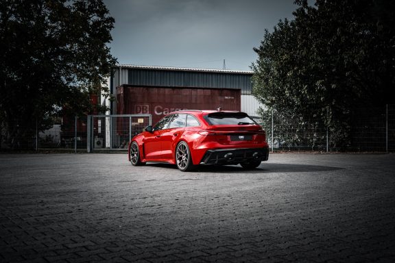 Audi RS5 B10 schräg von hinten mit 21-Zoll-Serienrädern und H&R Spurplatten mit 12 mm pro Rad.