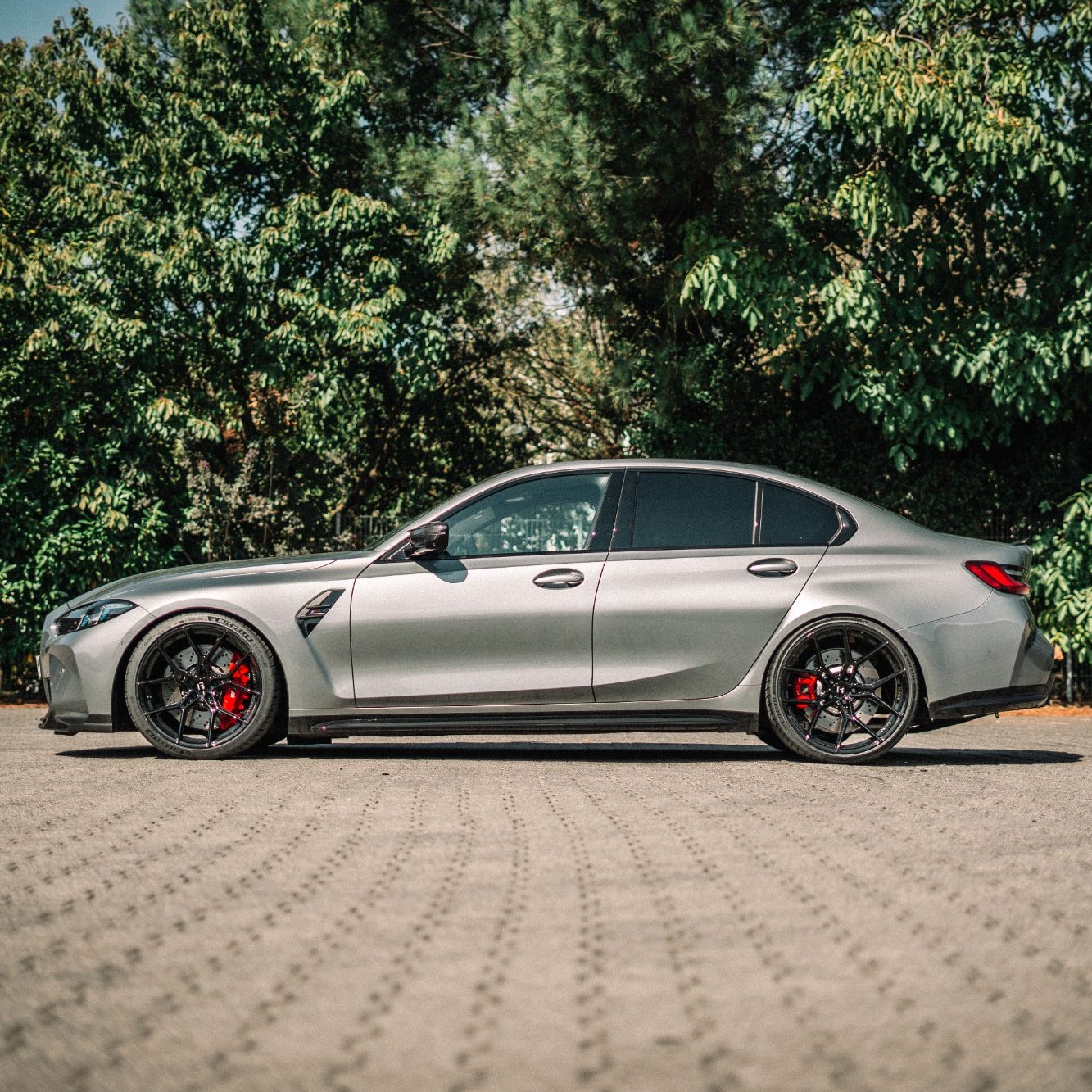BMW M3 G80 mit KW V3 Grauer BMW M3 G80 in vorderer Dreiviertelansicht bei CBC Performance