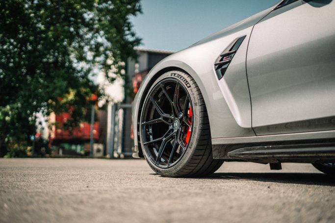 Schwarzes Yido YP-RS1 Vorderrad am BMW M3 G80 mit rotem Bremssattel und Michelin-Reifen.