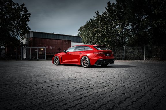 Audi RS5 B10 aus niedriger Perspektive schräg von hinten mit durch H&R Spurplatten verbreiterter Radstellung.