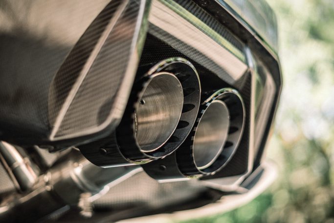 Nahaufnahme zweier Capristo-Endrohre am BMW M3 G80 mit schwarzen Außenhülsen und sichtbaren Metall-Innenrohren.