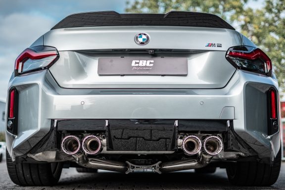 Heck des BMW M2 G87 mit vier Capristo-Endrohren, Carbon-Diffusor und CBC-Performance-Kennzeichen.