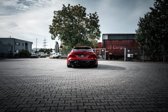 Heckansicht des Audi RS5 B10 mit durchgehendem Leuchtenband und dunklem Heckdiffusor.