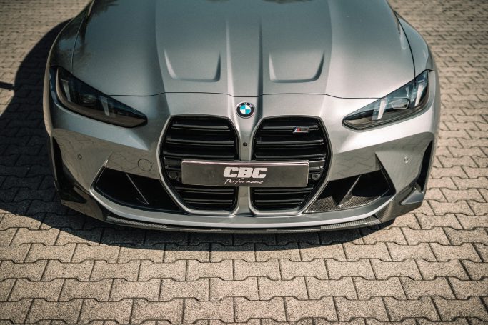 Front des BMW M3 G80 mit schwarzem Nierengrill und BMW M Performance Frontspoiler aus Carbon.