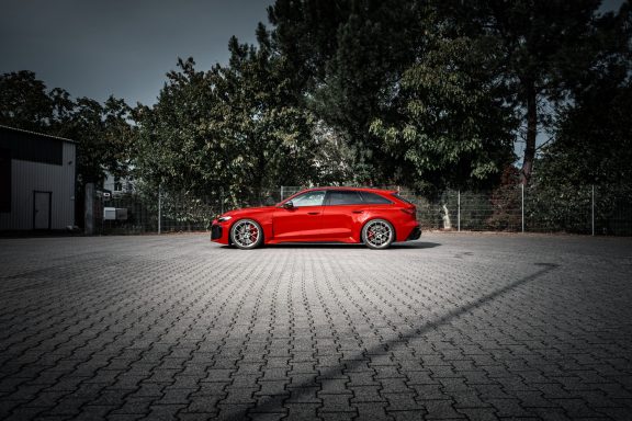 Audi RS5 B10 im Seitenprofil mit Tieferlegung durch H&R Gewindefedern und 21-Zoll-Serienrädern.