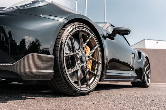 Yido YP 4.1 Hinterrad am Porsche 911 992