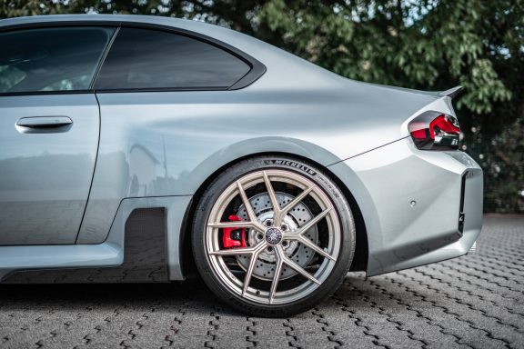 Hinteres Edelweiss-Rad in Champagne am BMW M2 G87 mit rotem Bremssattel und tiefem Radlauf.