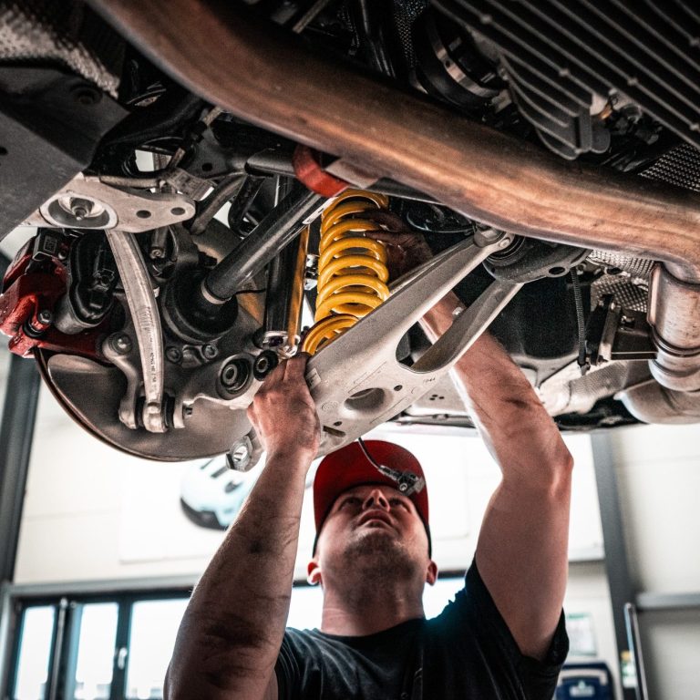 Arbeiten am Fahrwerk eines BMW M3 G80 auf der Hebebühne